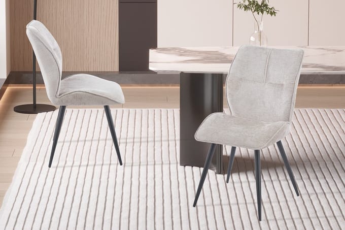 Eetkamerstoel Faye Zand – Stoffen Bekleding – Zwarte Metalen Poten – Per Stuk