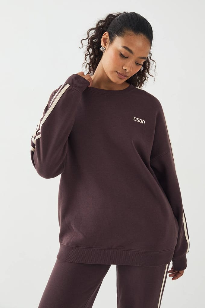 Dames DSGN Studio Oversized Sweatshirt met Zijstreep | Chocolate | Maat: XS