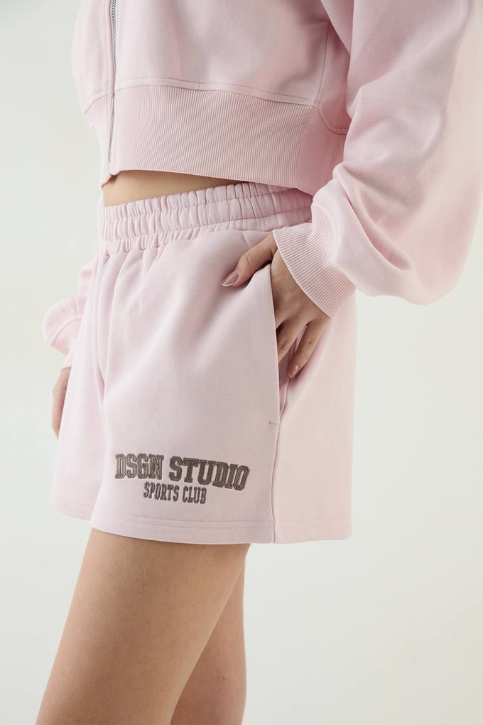 Dames Dsgn Studio Applique Sweatshort Met Losse Pasvorm | Lichtroze | Maat: Medium