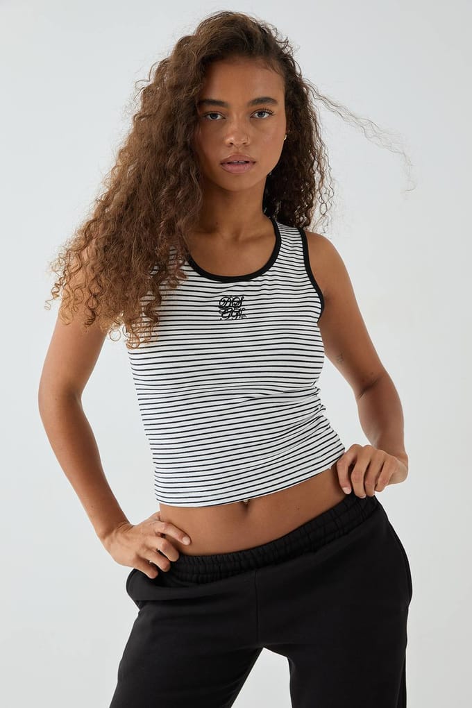 Dames DSGN Studio Square Script Geborduurd Gestreept Ribboord Tank Vest Top | Zwart | Maat: XS