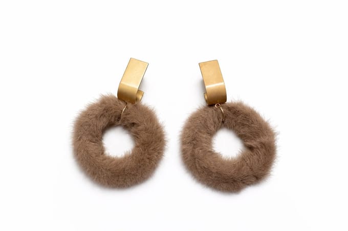 Fluffy oorbel rondjes | beige goud gekleurd