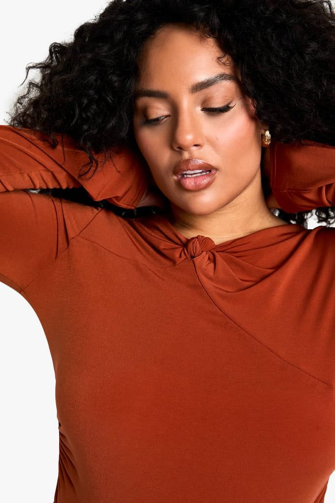 boohoo Dames Plus Twist Detail Gerimpelde Bodysuit | Tan | Maat: 28