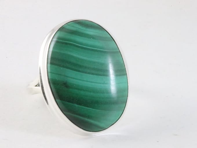 Grote ovale zilveren ring met malachiet - maat 20