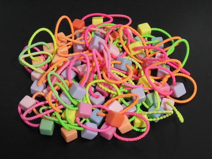 12 stuks mix kinderelastiekjes met blokjes diverse kleuren