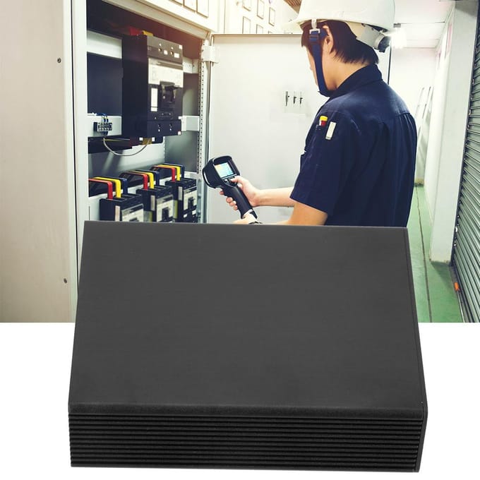 Zwarte aluminium printplaat instrumentkast behuizing elektronische projectbehuizing