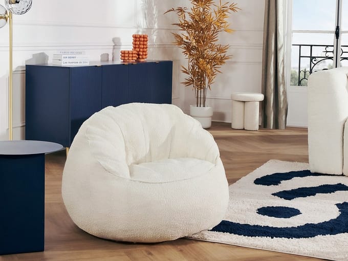 Vente-unique Schelpvormige fauteuil-poef van witte boucléstof FONADO