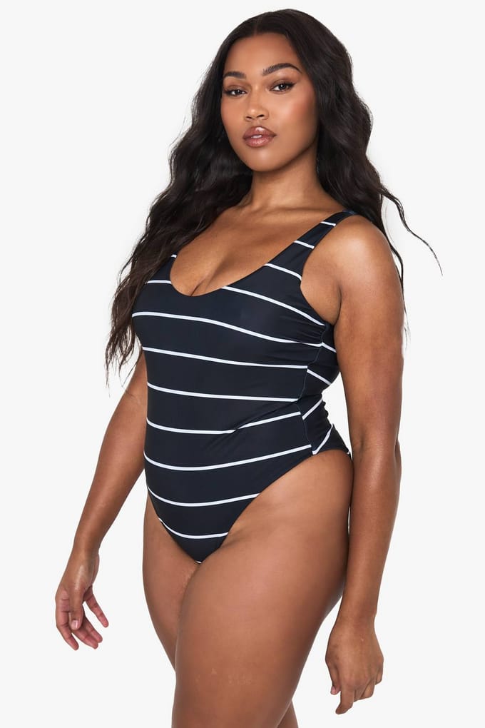 boohoo Dames Plus badmode Essentials gestreept scoop zwempak | Zwart | Maat: 54