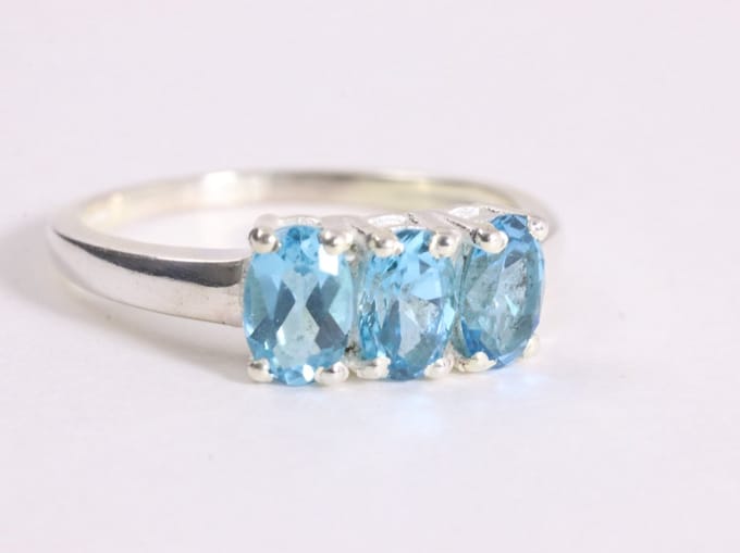 Fijn hoogglans zilveren ring met blauwe topaas - maat 16.5