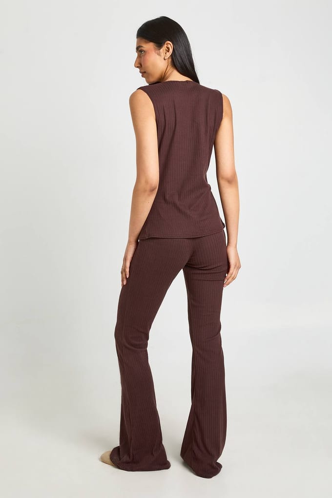 boohoo Dames Tall Geribbelde Mouwloze Top Met Knoopsluiting En Broek Set | Chocoladebruin | Maat: 42