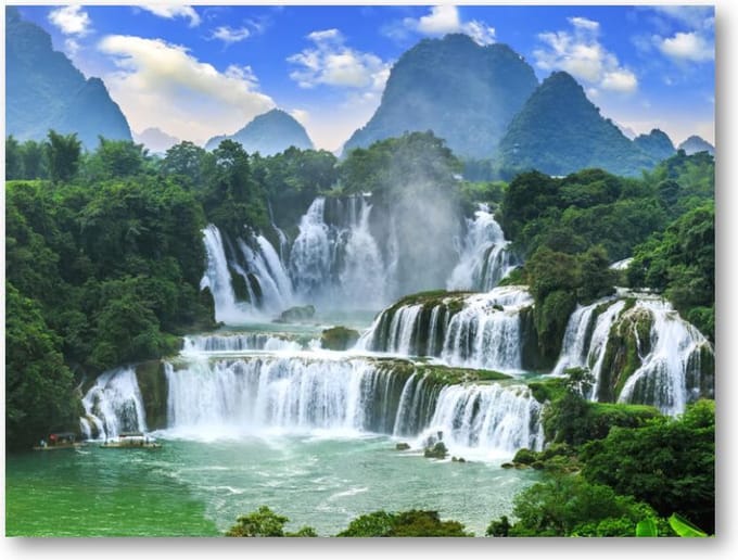 Grote waterval met bergen op de achtergrond - 40x30 Canvas Liggend - Natuur
