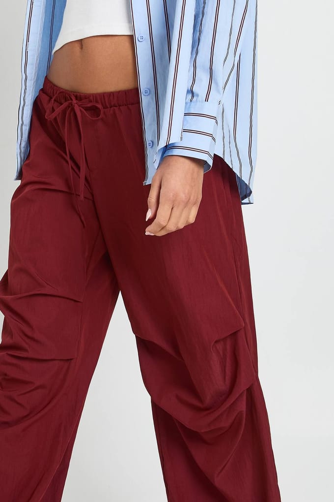boohoo Dames Geweven Nylon Wijde Pijp Parachutebroek | Merlot | Maat: 38