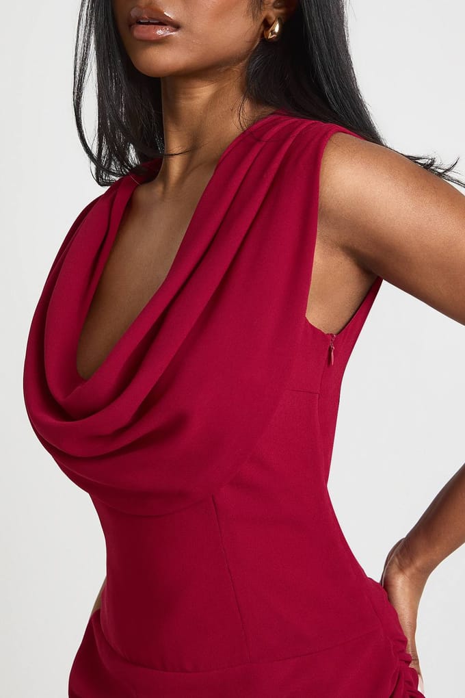 boohoo Dames Chiffon Waterval Hals Mouwloze Sjaal Hals Mini Jurk | Dark Cherry | Maat: 44