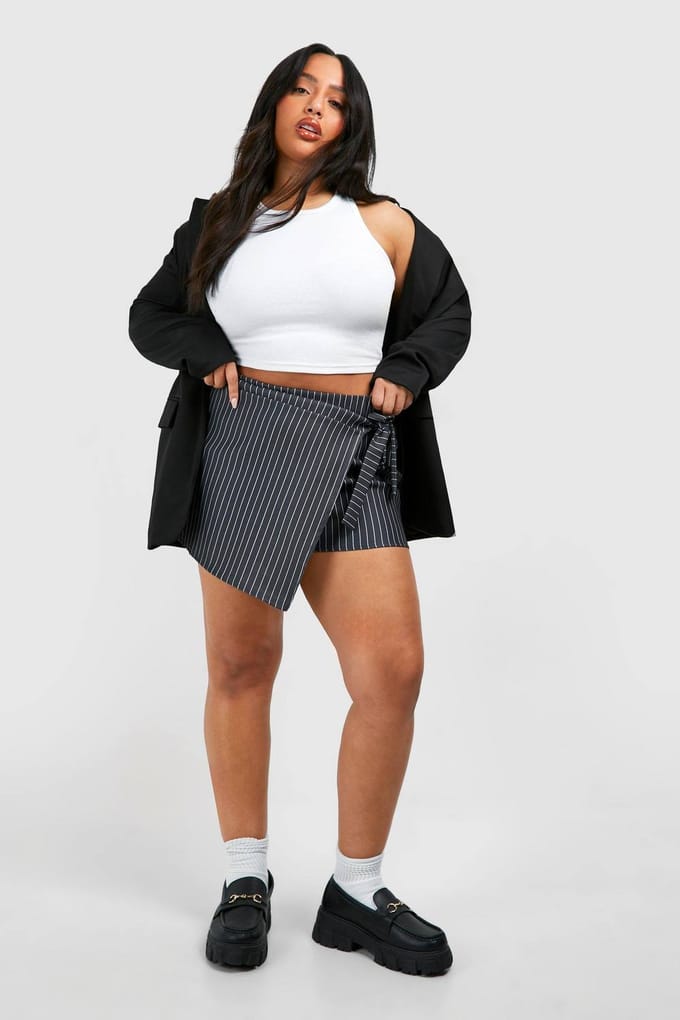 boohoo Dames Plus Pinstripe Bengaline Wrap Tie Detail Skort | Houtskool | Maat: 56