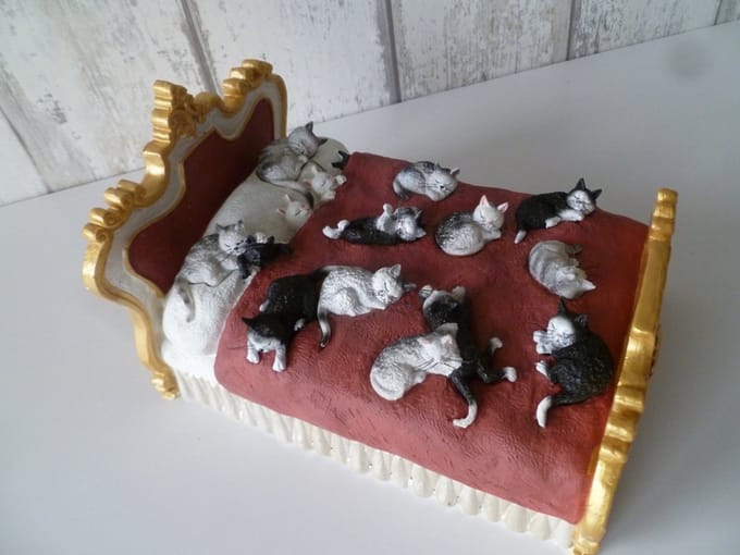 Albert Dubout kattenbeeld "katten op bed" - "Cats on a Bed" - dierenbeeld - kat - poezenbeeldjes - kittens - decoratie -