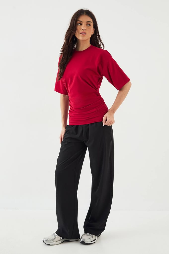 Dames DSGN Studio Top met Gerimpelde Zijkant en Korte Mouwen | Red | Maat: Medium