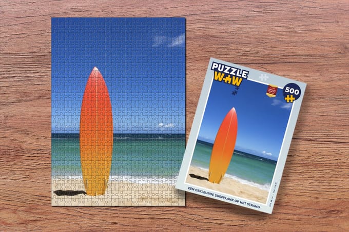 Puzzel Een gekleurde surfplank op het strand - Legpuzzel - Puzzel 500 stukjes