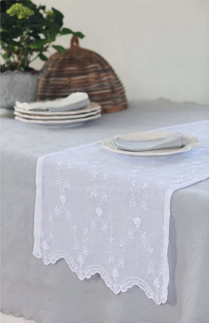Tafelloper | Victoria - Geborduurde Voile - Geschulpte Randen - Gebroken Wit - 55x180 cm