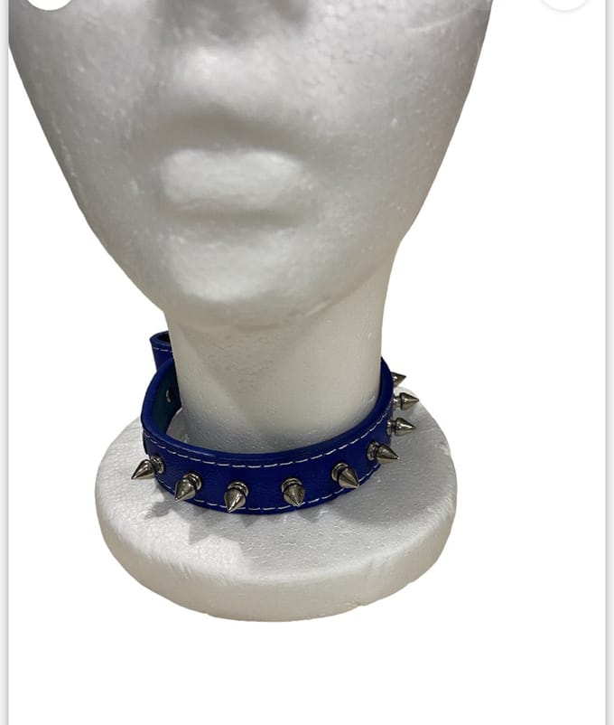 COLLARBLUESPIKES – Power Escorts Blauwe Halsband Met Spikes