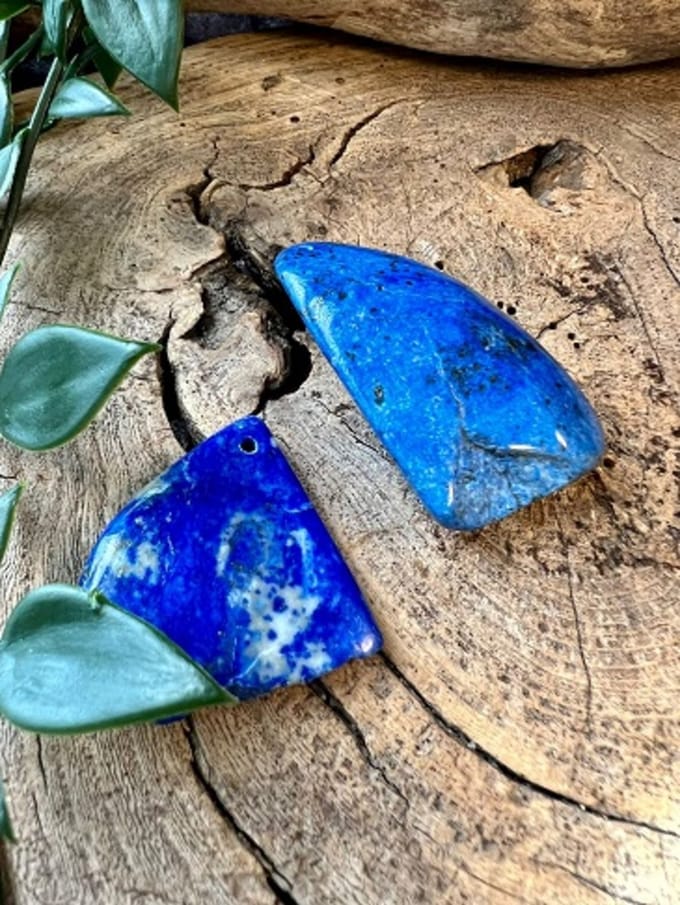 Doorboorde hanger Lapis half gepolijst