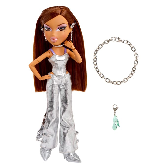 MGA Bratz Charmz modepop Yasmin met bedelarmband en accessoires.