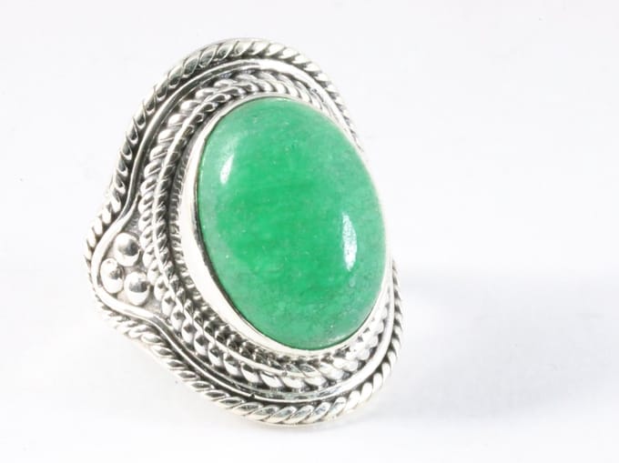 Bewerkte zilveren ring met jade - maat 17