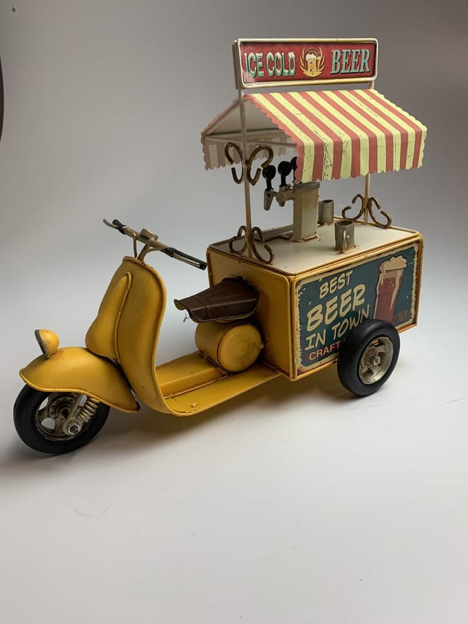 Bier verkoop wagentje Vespa geel