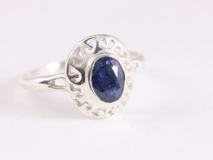 Fijne opengewerkte zilveren ring met blauwe saffier - maat 15.5