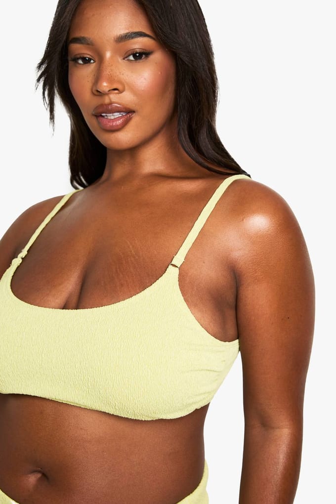 boohoo Dames Plus Zwemkleding Essentials Crinkle Scoop Neck Bikini Top | Olive | Maat: 26