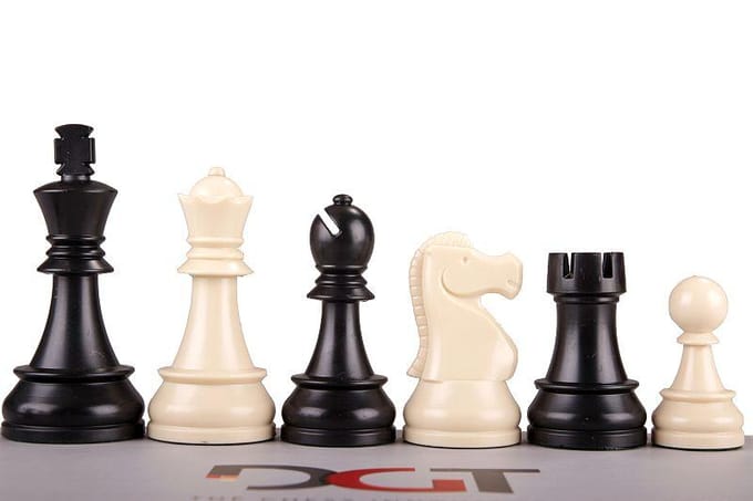 Plastic DGT Schaakfiguren, Verzwaard, Koningshoogte 95mm, Plastic Zak
