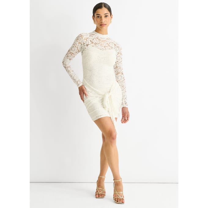 Witte stretch kanten mini-jurk met strik aan de voorkant en nauwsluitend silhouet