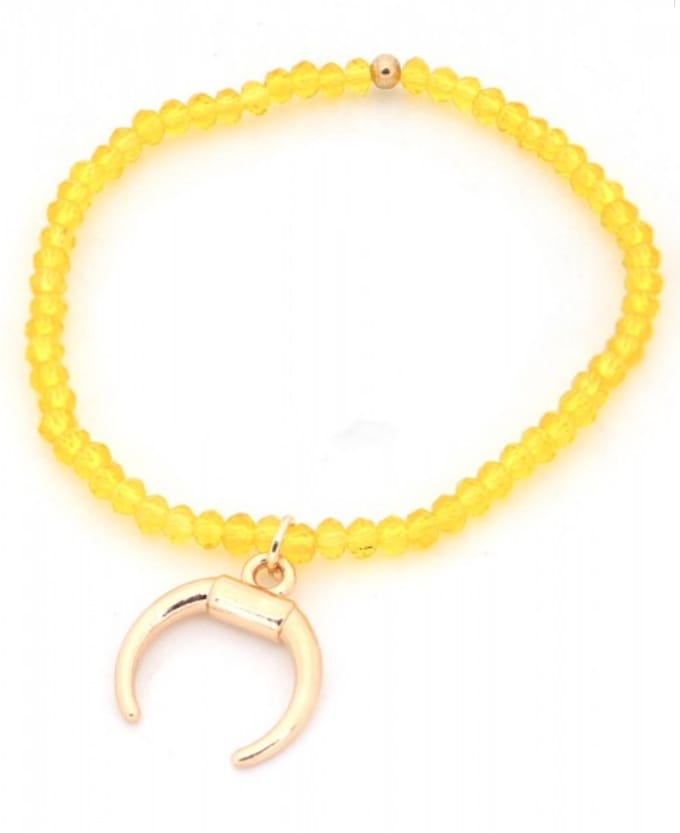 Armbandje met maantje hanger | geel