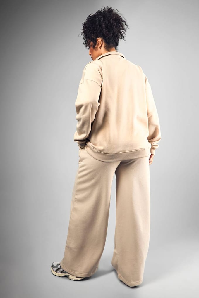 boohoo Dames Plus DSGN Studio Geborduurde Straight Leg Jogger | Stone | Maat: 22