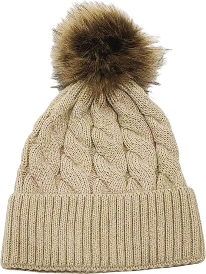 Muts met pompon - zand damesmuts met fleece en breisel - beige wintermuts met breisel - STUDIO Ivana