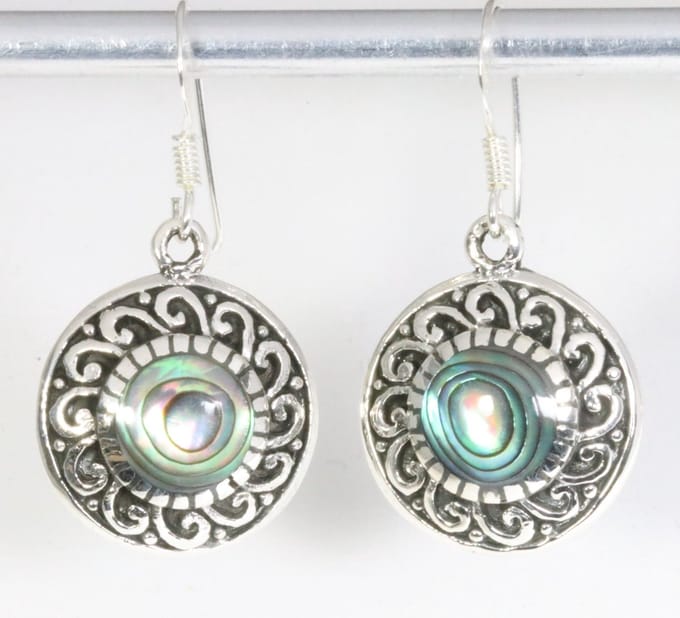 Bewerkte ronde zilveren oorbellen met abalone schelp