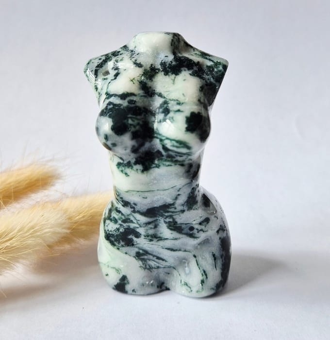 Mosagaat vrouwenbeeldje 8 cm (#45) – handgeslepen edelsteen carving