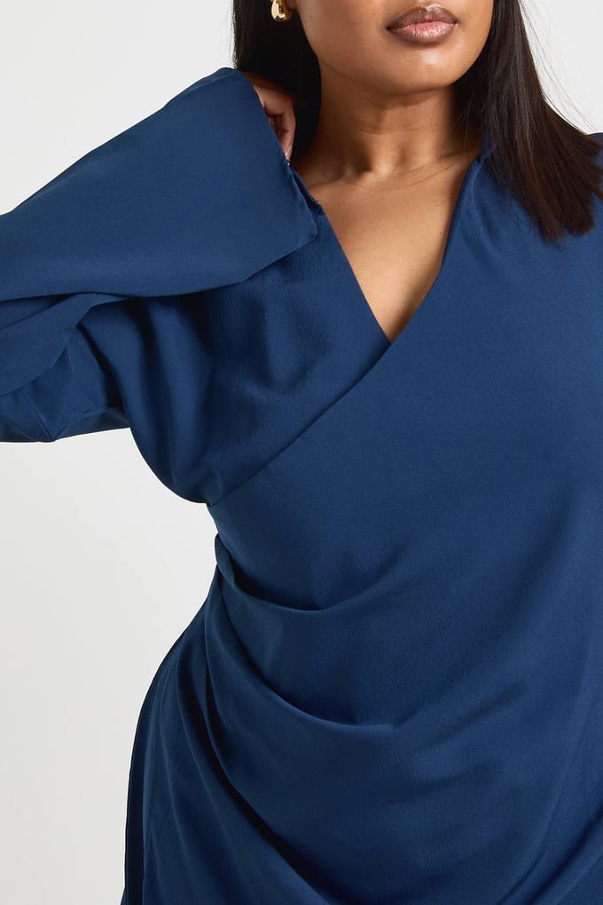 boohoo Dames Plus Geweven Wikkel Draperie Detail Mini Jurk | Marineblauw | Maat: 46