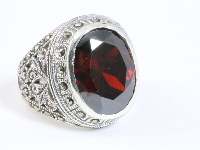 Zware zilveren ring met granaat en marcasiet - maat 16.5