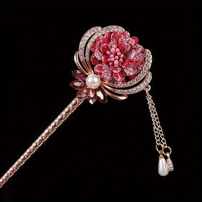 Épingle à cheveux classique avec pompons rétro et strass, un accessoire facile pour les mariées portant du Hanfu gray