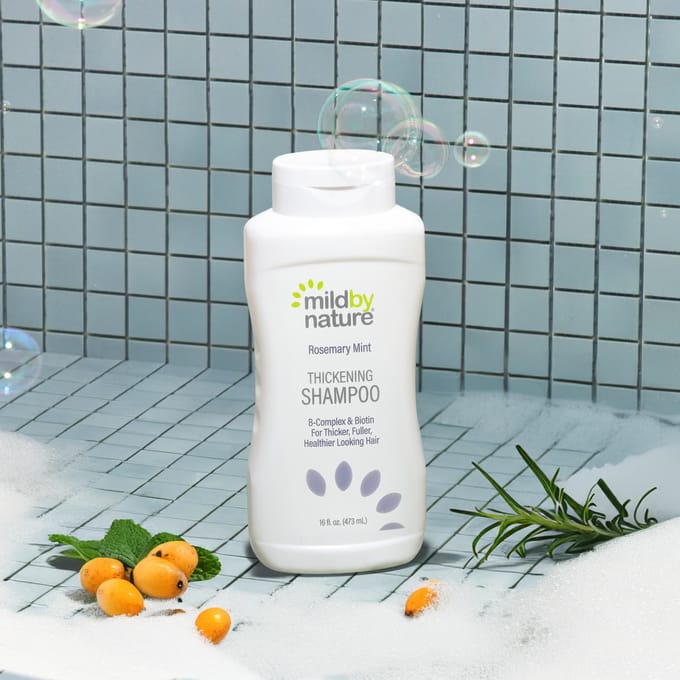 Mild By Nature, Rozemarijn Munt Haarverdikkende Shampoo, B-Complex & Biotine, 16 fl oz (473 ml) white