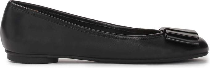 Classic full grain leather ballerinas decorated with a bow