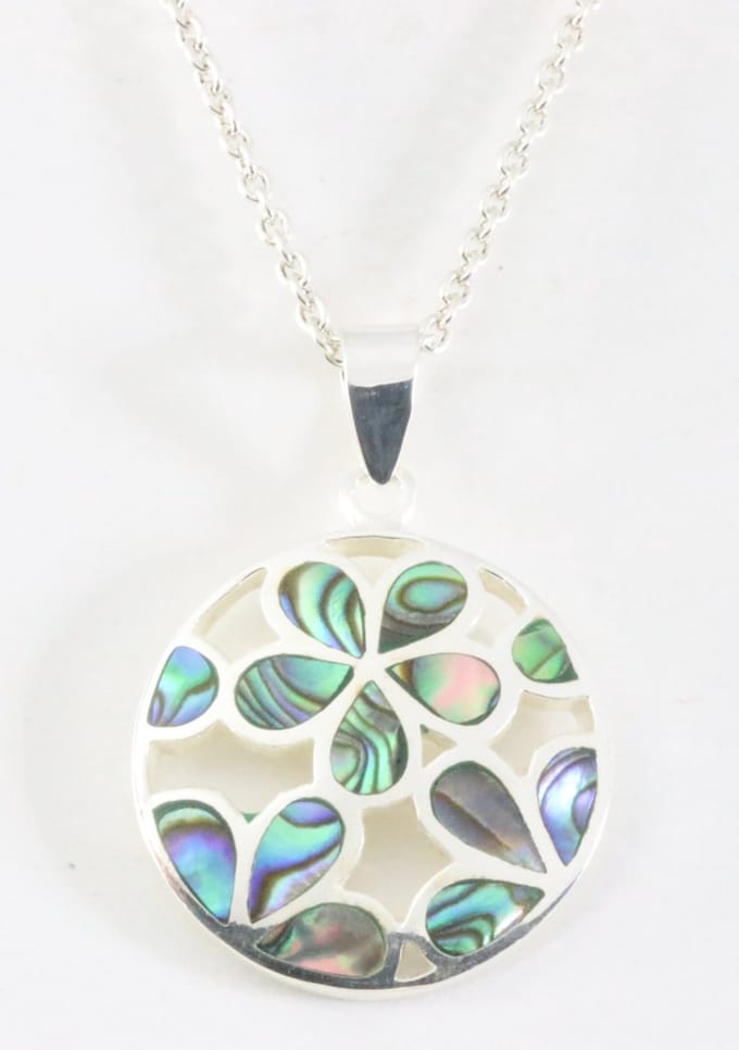 Ronde opengewerkte zilveren hanger met abalone schelp aan ketting