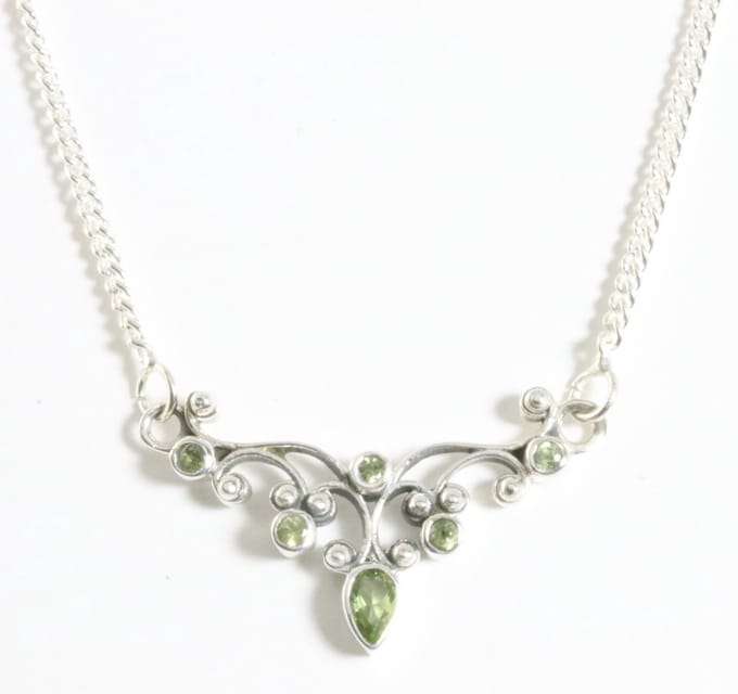 Fijne zilveren ketting met peridoot