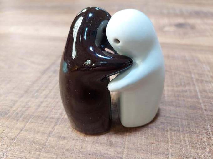 Floz Design peper en zoutstel omhelzing - 2 figuren - bruin en wit - fairtrade en kwaliteit