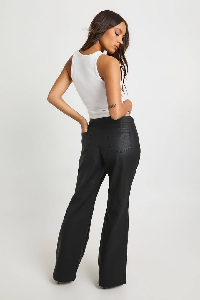 boohoo Dames Kunstleren V-Tailleband Flare Broek | Black | Maat: 6
