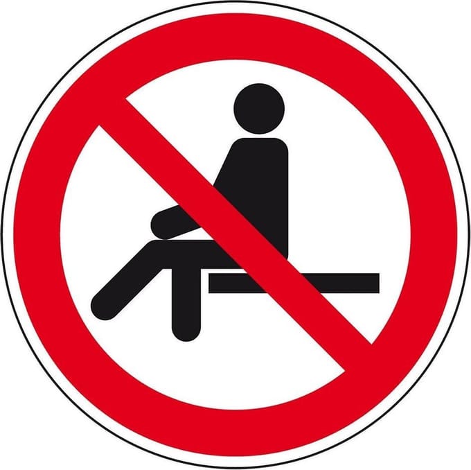 Niet zitten sticker - ISO 7010 - P018 300 mm