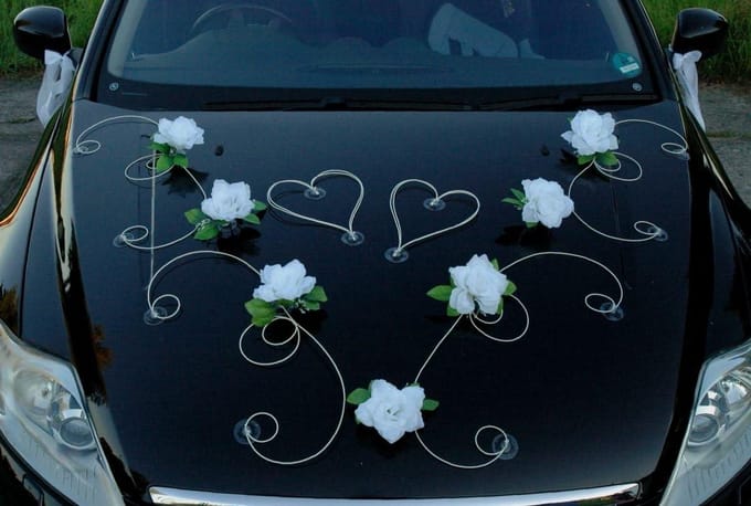 Bruiloft Autodecoratie - Huwelijk Auto Versiering - Auto Aankleden - Handgemaakte Kunstbloemen - 7 Rozen 4 Rotan - Wit