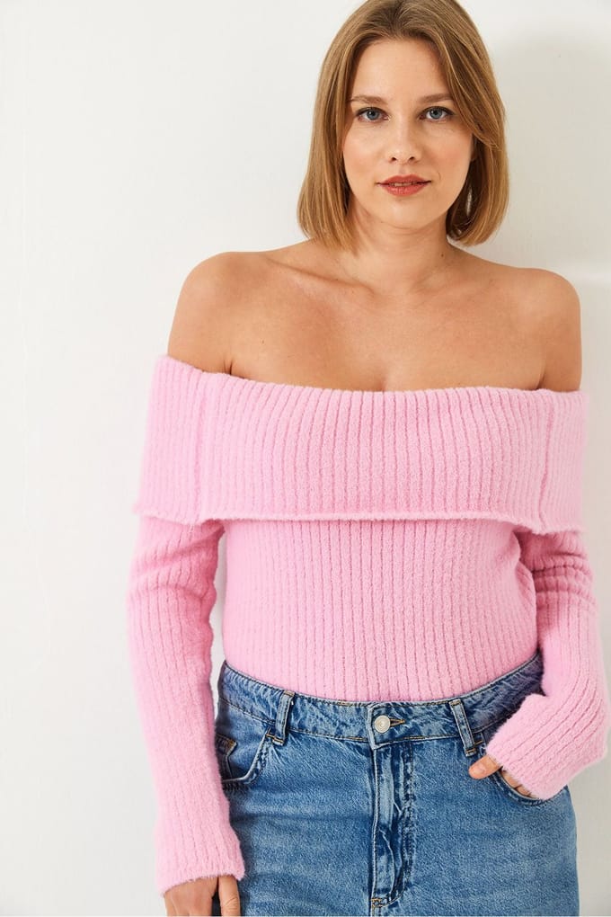 Off-shoulder geribbelde gebreide aansluitende trui met omslagdetail