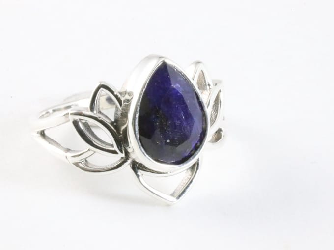 Opengewerkte zilveren lotus bloem ring met blauwe saffier - maat 16