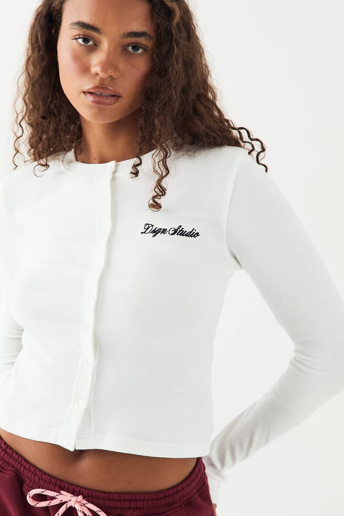 Dames DSGN Studio Geribbelde Script Borduurwerk Doorknoop Lange Mouw Top | White | Maat: 2XL