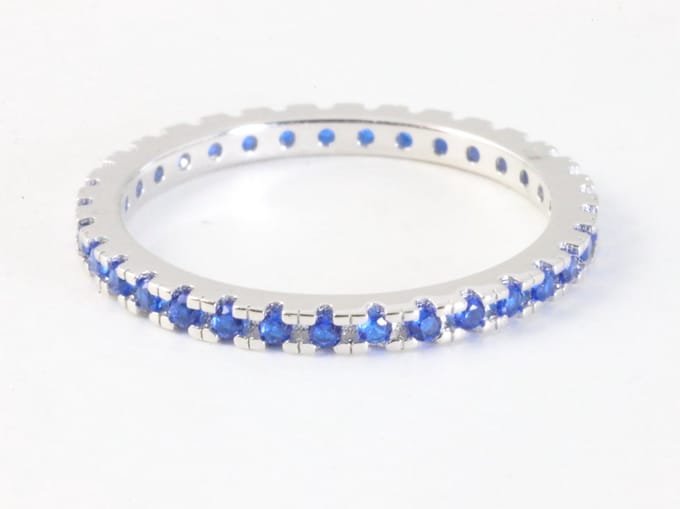 Fijne zilveren ring met blauwe saffier - maat 18